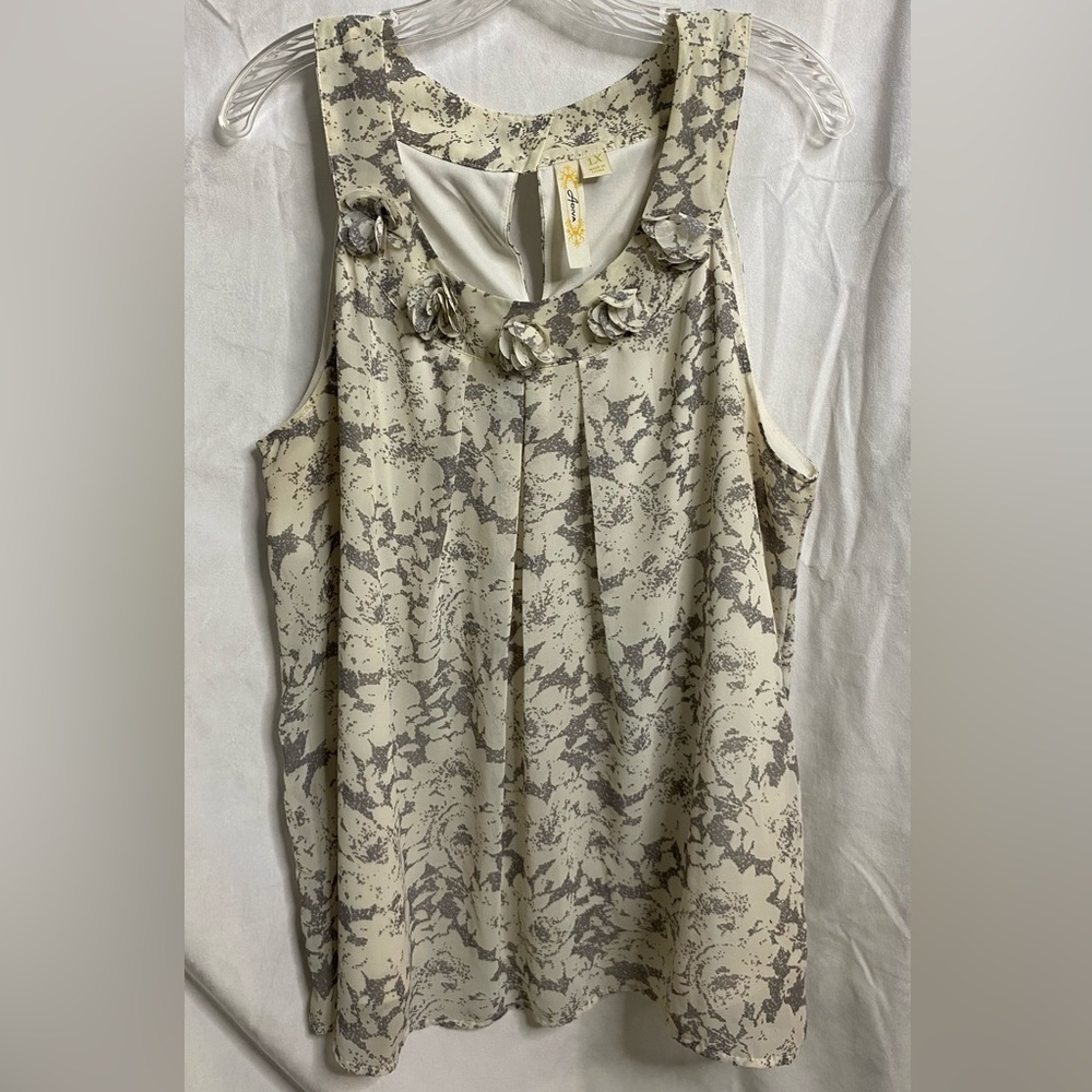 ADIVA - gray and cream sleeveless blouse with floral collar.